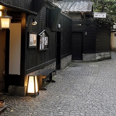 �����U����